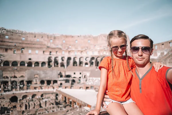 Família feliz em Roma sobre fundo Coliseu — Fotografia de Stock