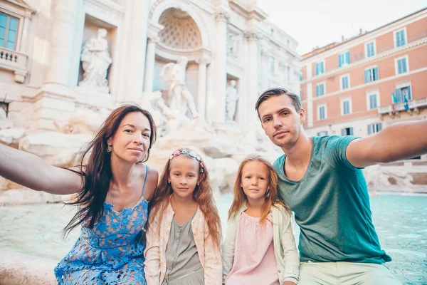 Portrait of family at Fontana di Trevi, Rome, Italy. — Stock Photo, Image