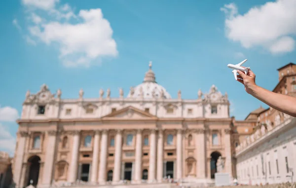 Closeup brinquedo avião na igreja Basílica de St. Peters no fundo da cidade do Vaticano . — Fotografia de Stock