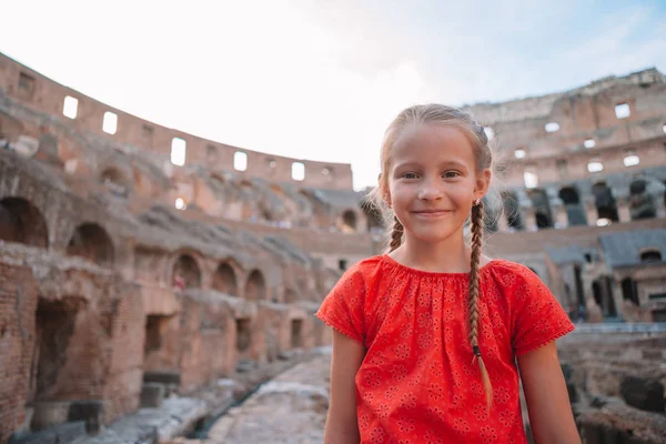 Маленькая девочка на открытом воздухе в Колизее, Рим, Италия . — стоковое фото