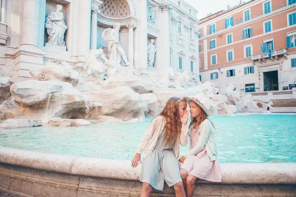 罗马的许愿喷泉边上可爱的小女孩. — 图库照片
