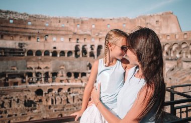 Genç anne ve küçük kız Kolezyum, Roma, İtalya 'da sarılıyorlar..
