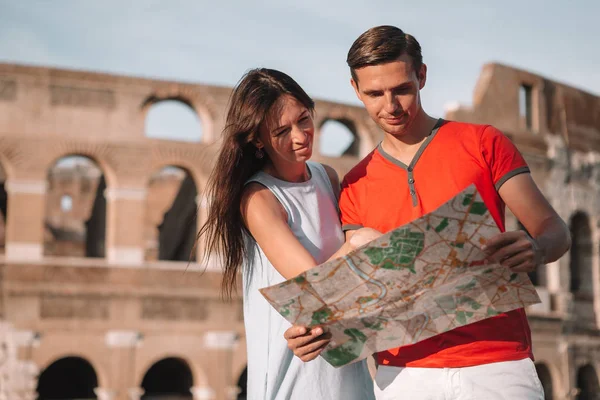 Familia feliz en Europa. Pareja romántica en Roma sobre el fondo del Coliseo — Foto de Stock