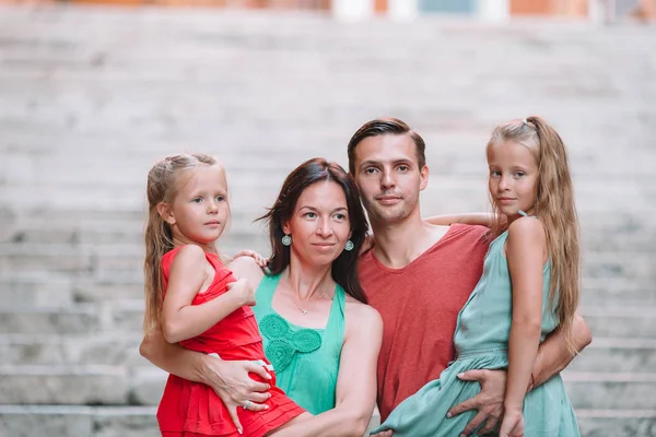 Çocuklu aile Avrupa, İtalya, Roma 'da tatilde. — Stok fotoğraf