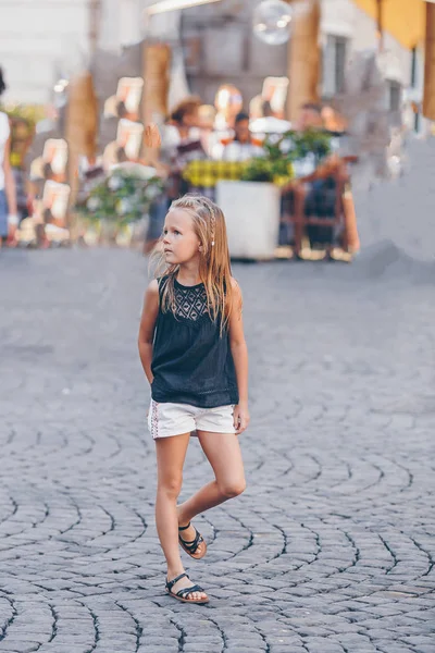 Adorable little girl with cell phone at italian city during summer vacation — Stock Photo, Image