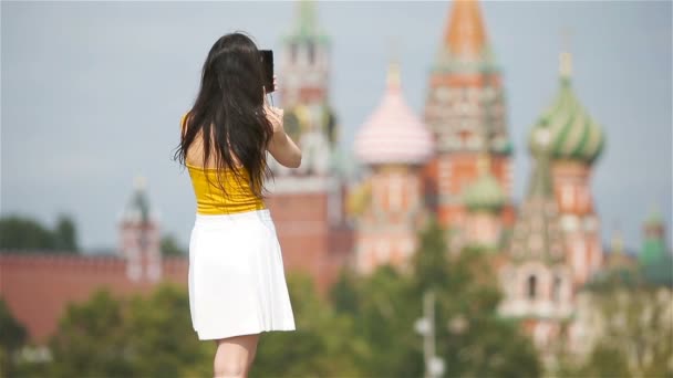 Gelukkig jong stedelijk vrouw genieten van zijn vakantie in de stad — Stockvideo