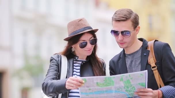 Lycklig turist par reser på semester i Europa leende glad. Kaukasisk par. — Stockvideo