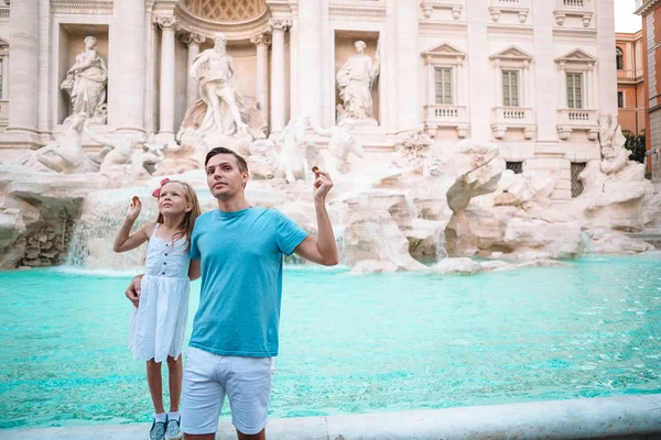 Szczęśliwa rodzina cieszyć się ich włoski urlop wakacje w Europie. — Zdjęcie stockowe