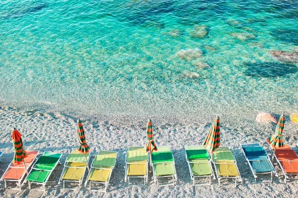 Leerer Strand mit geschlossenen Sonnenschirmen an der italienischen Küste — Stockfoto