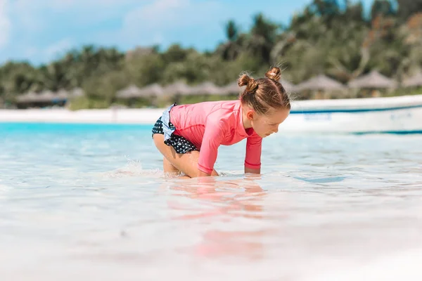 Liebenswertes kleines Mädchen am Strand während der Sommerferien — Stockfoto