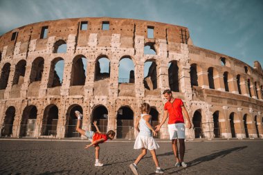 Avrupa'nın mutlu bir aile. Ebeveynler ve çocuklar Roma Kolezyum arka plan üzerinde