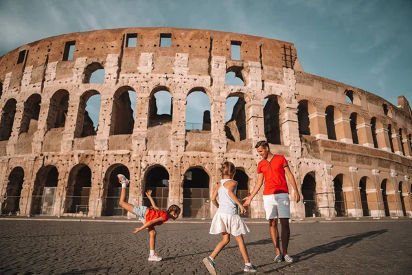 Gelukkige familie in Europa. Ouders en kinderen in Rome over de achtergrond van het Colosseum — Stockfoto