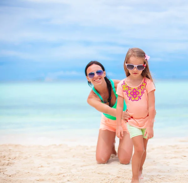 Happy family during summer vacation on white beach — Stock Photo, Image