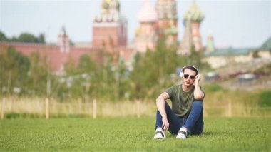 Mutlu genç şehirli adam, şehirde tatilin tadını çıkar.