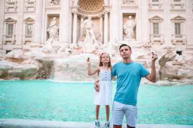 Fontana di Trevi yakınlarındaki baba ve çocuklar, Roma, İtalya.