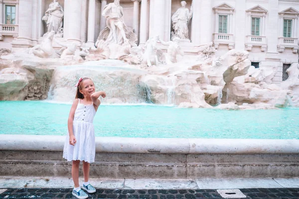 Schattig jongen in de buurt van Fontana di Trevi, Rome, Italië. — Stockfoto