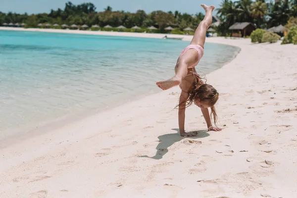 Menina adorável na praia durante as férias de verão — Fotografia de Stock