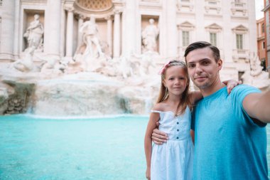 Fontana di Trevi yakınlarındaki baba ve çocuklar, Roma, İtalya.