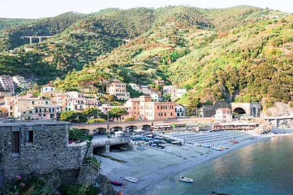 Spiaggia vuota con ombrelloni chiusi sulla costa italiana — Foto Stock