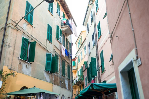 Alte schöne leere Gassen in der kleinen Stadt Lucca in Italien — Stockfoto