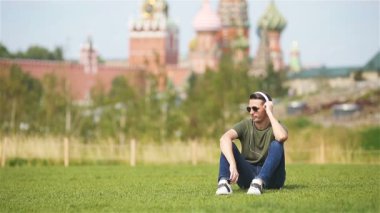 Mutlu genç şehirli adam, şehirde tatilin tadını çıkar.