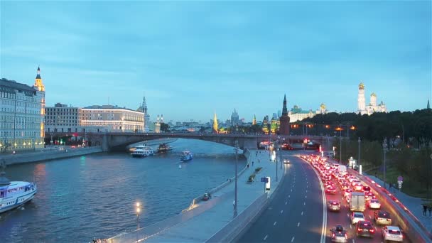 Blick auf Moskaus Wahrzeichen bei Sonnenuntergang vom Zaryadye Park — Stockvideo