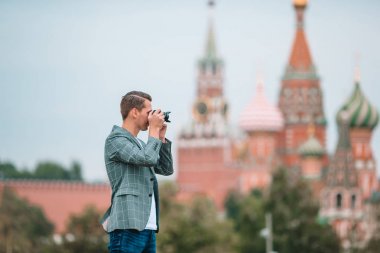 Profesyonel fotoğrafçı adam şehir fotoğraf çekme