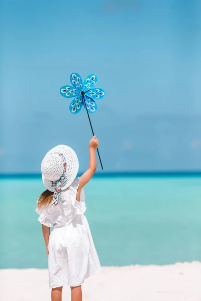 Adorabile bambina in spiaggia durante le vacanze estive — Foto Stock