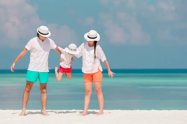 Felices hermosas vacaciones familiares en la playa blanca — Foto de Stock