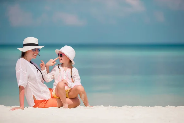 Weinig meisje en jonge moeder tijdens strandvakantie — Stockfoto