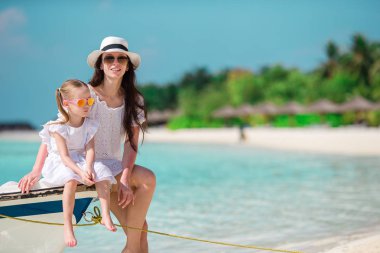 Beach tatil sırasında küçük kız ve genç anne