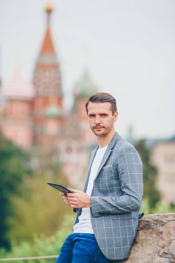 Avrupa 'nın mutlu genç şehirli adamı.