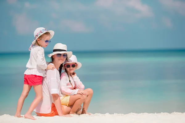 Adoráveis meninas e jovem mãe na praia branca tropical — Fotografia de Stock