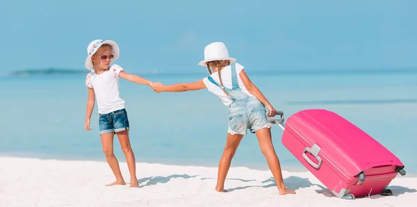 Niñas con gran maleta y mapa en la playa tropical —  Fotos de Stock