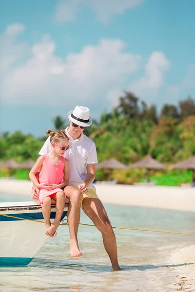 Buon padre e la sua adorabile figlioletta sulla spiaggia tropicale divertirsi — Foto Stock