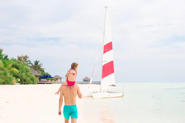 Happy father and his adorable little daughter at tropical beach having fun — Stock Photo, Image