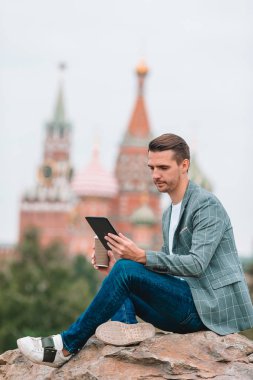 Avrupa 'nın mutlu genç şehirli adamı.