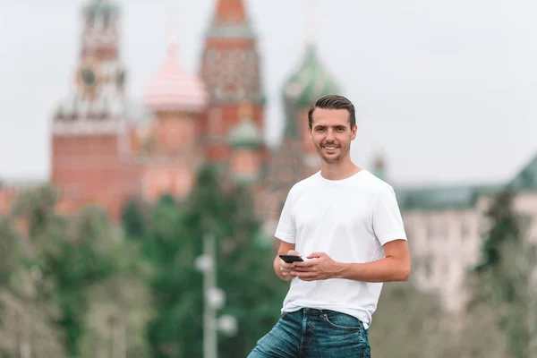 Jovem homem urbano feliz na cidade europeia. — Fotografia de Stock