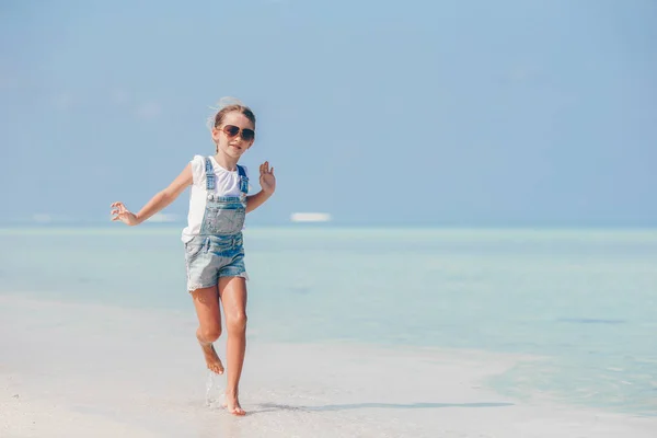 Liebenswertes kleines Mädchen am Strand während der Sommerferien — Stockfoto