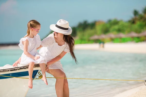 Маленькая девочка и молодая мама во время отдыха на пляже — стоковое фото
