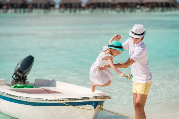 Happy father and his adorable little daughter at tropical beach having fun — Stock Photo, Image