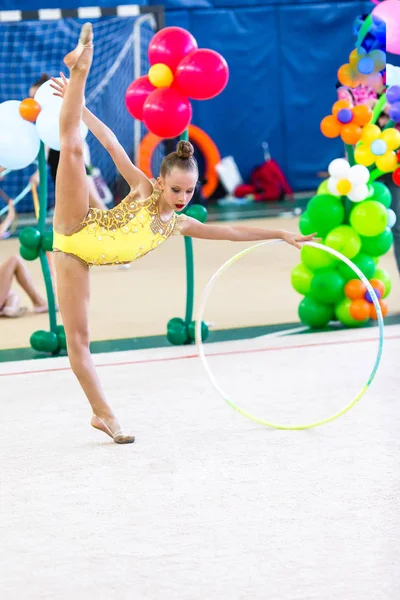 Маленька гімнастка тренується на килимі і готова до змагань — стокове фото