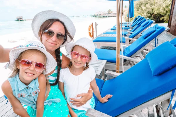 Madre e bambine che si fanno selfie sulla spiaggia tropicale — Foto Stock