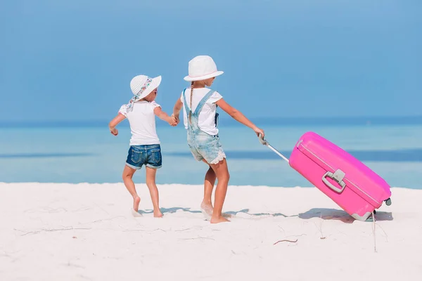 Pequena menina adorável com grande bagagem durante as férias de verão — Fotografia de Stock