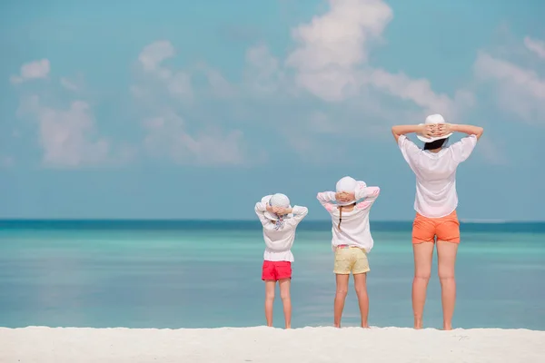 Adorables petites filles et jeune mère sur la plage blanche tropicale — Photo