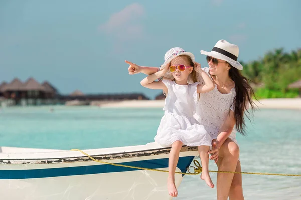 Beach tatil sırasında küçük kız ve genç anne — Stok fotoğraf