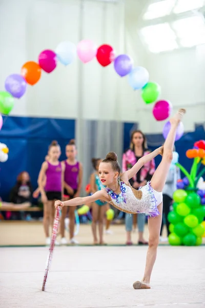 Little gymnast training on the carpet and ready for competitions — Stock Photo, Image