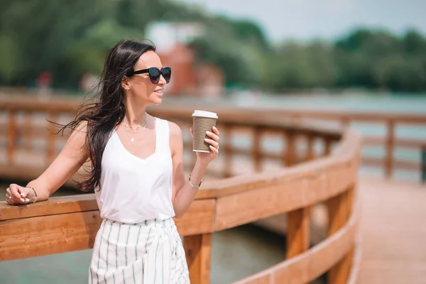 ヨーロッパの街でコーヒーを飲む幸せな若い都会の女性. — ストック写真