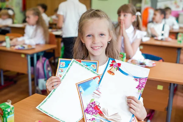 Schattig meisje school met notities en potloden buiten. — Stockfoto