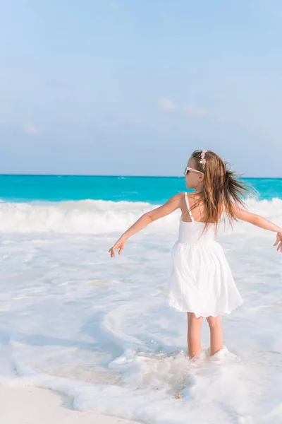 跳躍の海岸に多くの楽しみを有するビーチでアクティブな女の子 — ストック写真